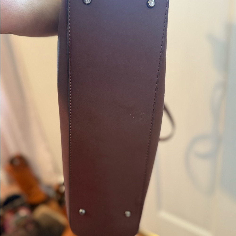 Elegant Brown Leather Tote Bag with Clean Lines - Picture 9 of 9